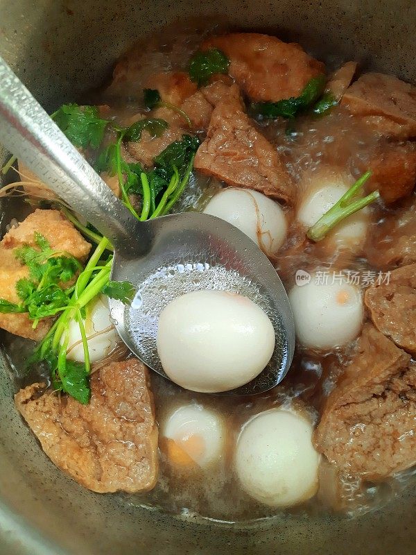 煮鸡蛋在褐色汤-泰国食物准备。