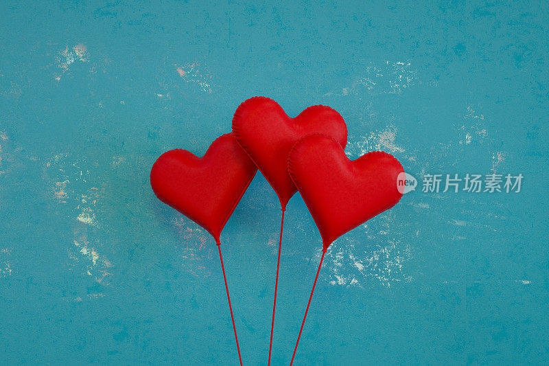 情人节红色的心气球在蓝色的背景