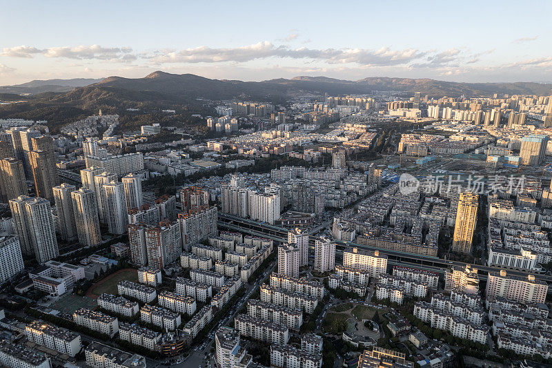 中国云南省昆明市的一条繁忙的高层街道