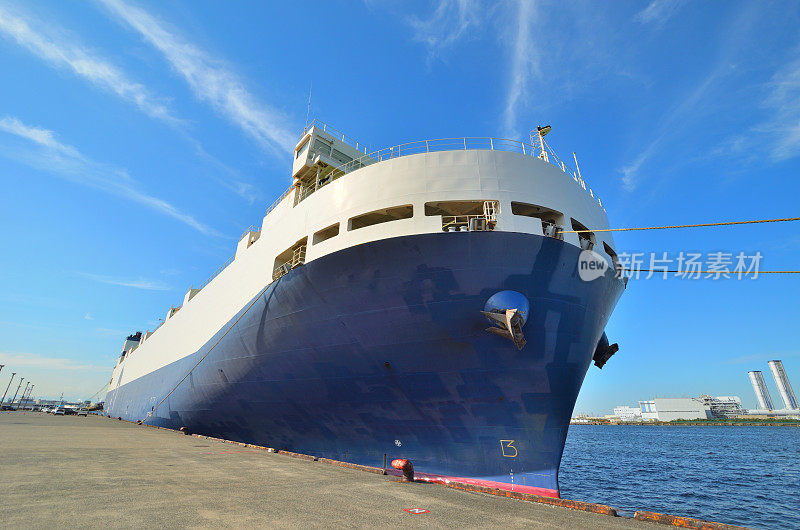 图为，停泊在东洋岛码头和川崎市、川崎工业区的货船