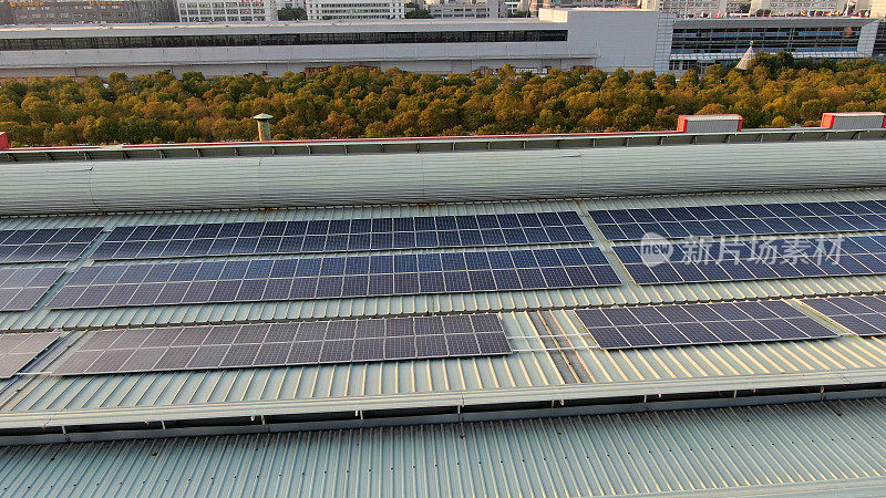 工厂屋顶太阳能电池板