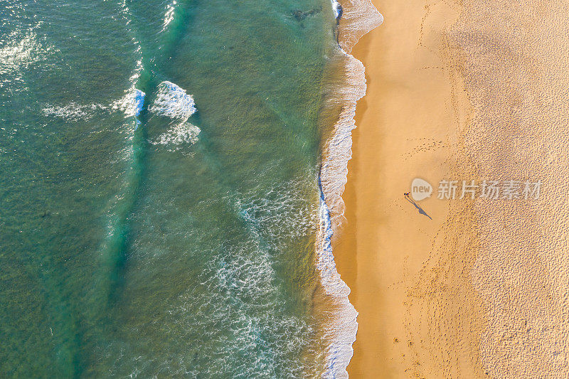 空中的孤独的人站在澳大利亚维多利亚的海岸海滩