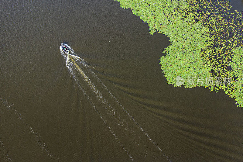 梅克伦堡小湖上的小船，鸟瞰图