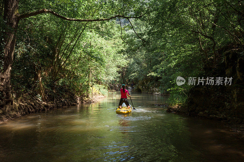 女人paddleboarding