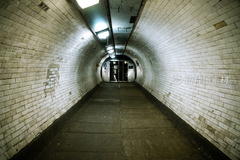 泰晤士河下的格林威治脚隧道