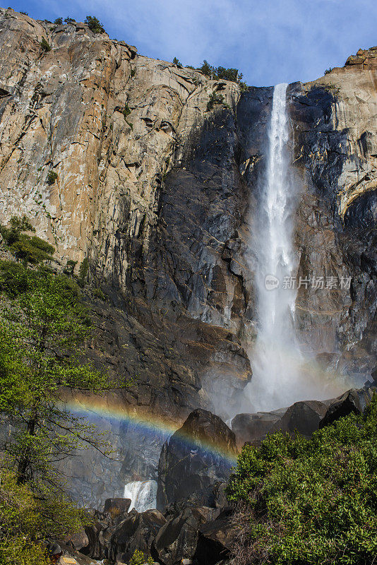 加州约塞米蒂国家公园的布里达尔韦尔瀑布