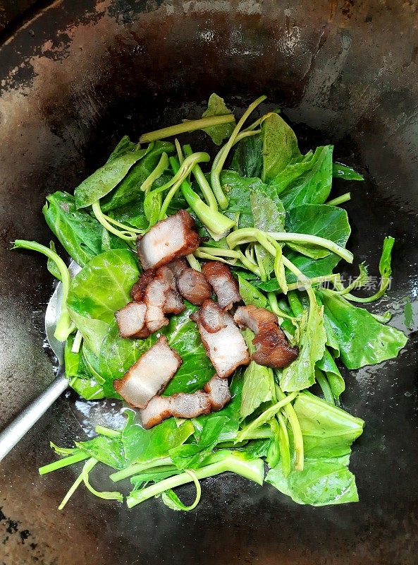 烹饪炒甘蓝菜与酥脆猪肉腹部-泰国菜。