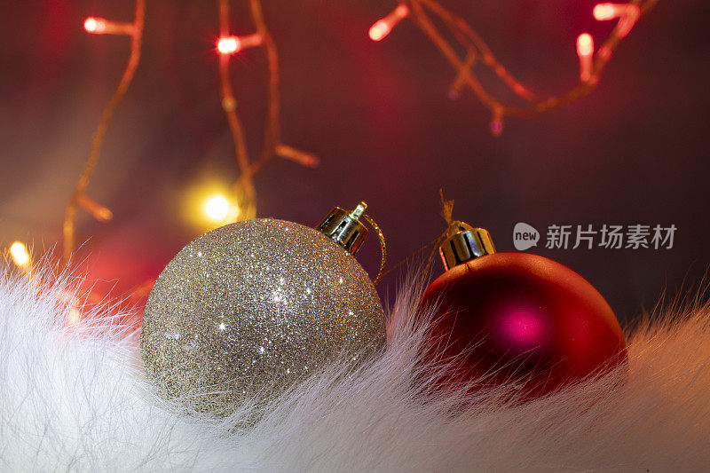 圣诞节灯泡。金色和红色球圣诞装饰上绿松石，红色的背景。