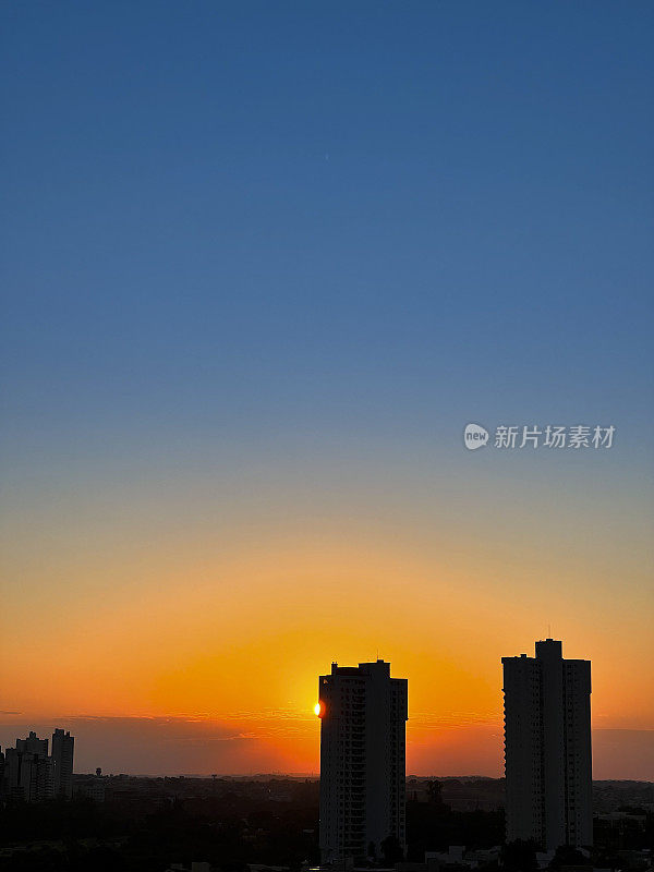 夏日清晨，太阳冉冉升起。