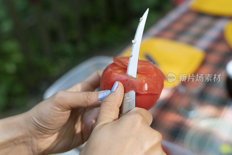 她用刀库照片切西红柿
