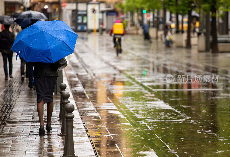 城市生活中的雨天