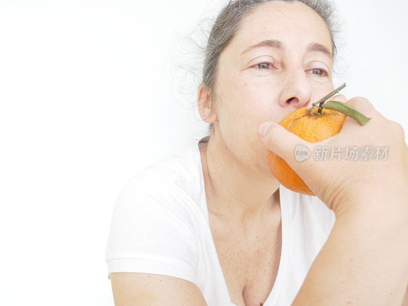 一个拿着橘子的49岁女人