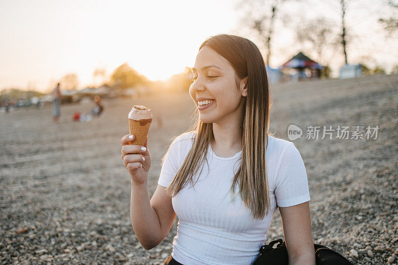 穿着溜冰鞋背着背包吃冰淇淋的女人