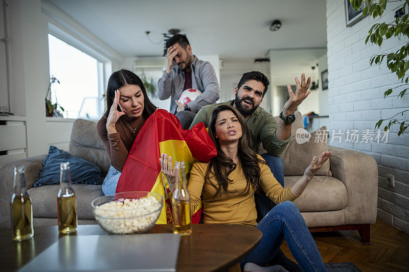 西班牙球迷正在看电视转播的足球比赛