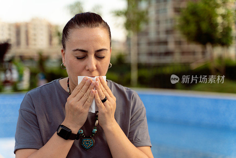 户外拍摄不满意的白人妇女感到过敏