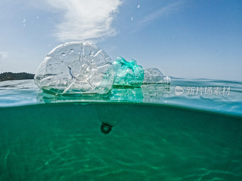 漂浮在海上的塑料瓶