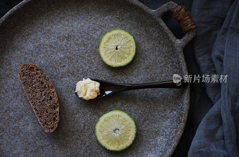 黑麦面包片配奶油芝士