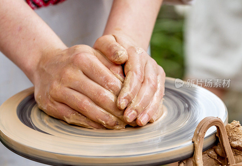 手工在陶工的转盘上与黏土打交道