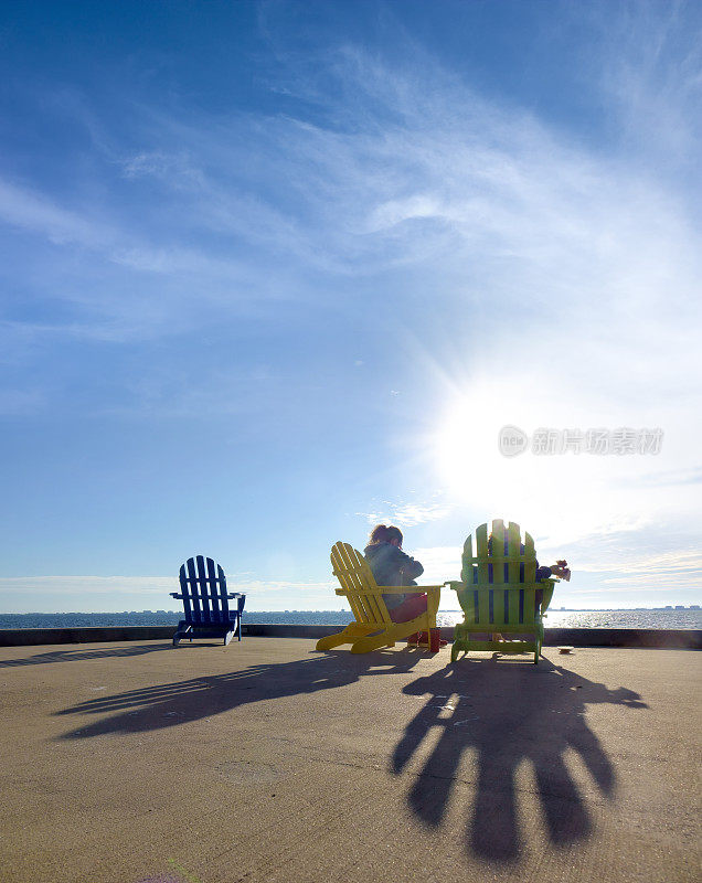 两个幸福的女人坐在海边看风景