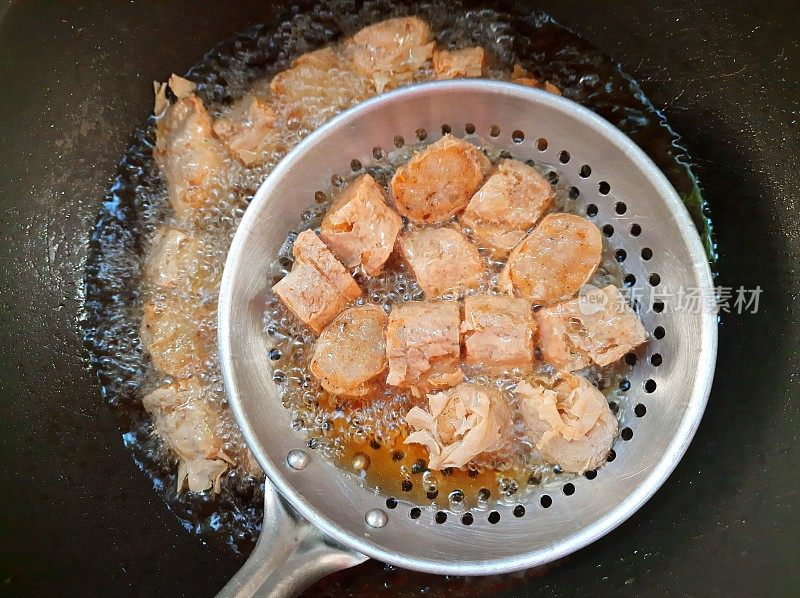 煎蟹肉在锅中翻滚——食物的准备。