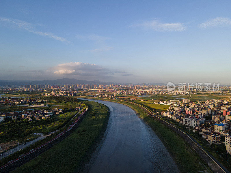 穿越城市和农村地区的河流和道路的航空照片