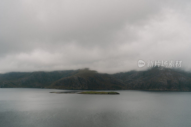 穆迪海湾的水，山和风暴云