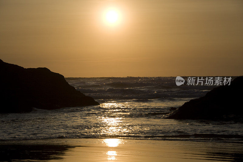 夕阳西下，金色的光芒映照着海面