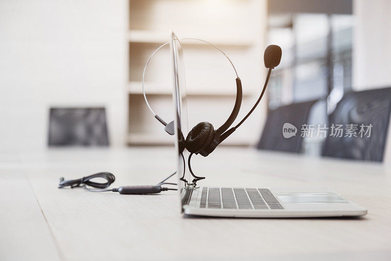 沟通支持，呼叫中心和客户服务帮助台。VOIP耳机为客户服务支持(呼叫中心)的概念。