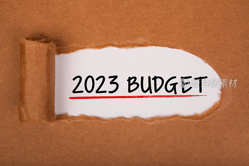 白色背景的2023年新年预算撕裂纸