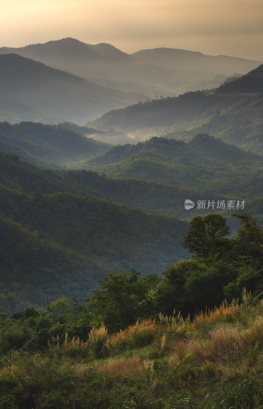 泰国碧差汶省考科区日出时美丽的山景