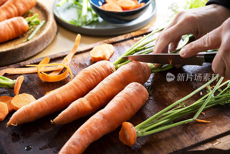 自制的新鲜收获的胡萝卜被切碎用于烹饪-库存图片