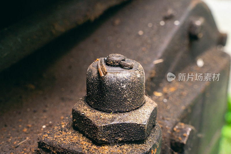 拖车上的旧油压传感器发动机特写。肮脏的柴油发动机体粘泥。插销固定油传感器