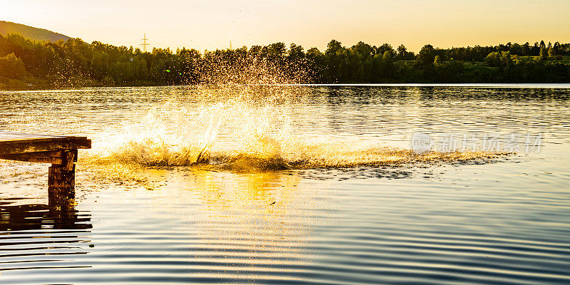 跳进湖里的人溅起的水花