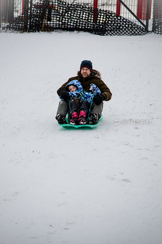 父子俩在玩雪橇