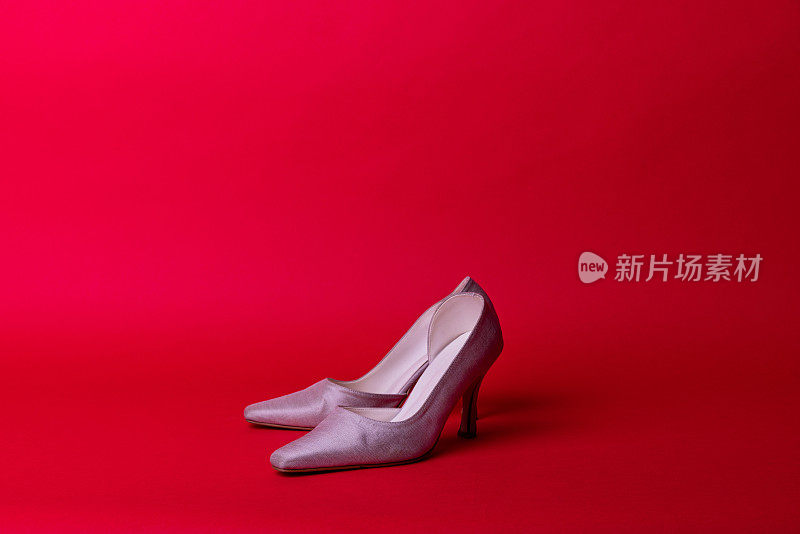 红色背景的豪华女子鞋。