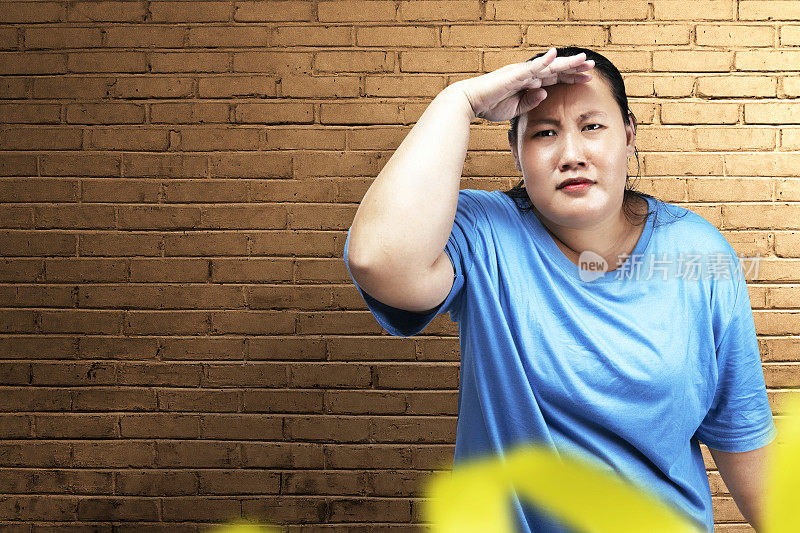 亚洲肥胖超重的女人在看什么东西