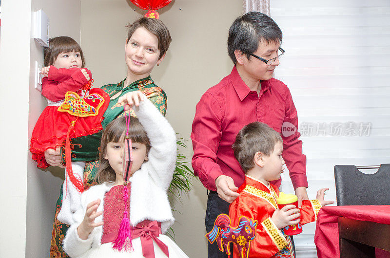 一家人都盛装迎接中国新年