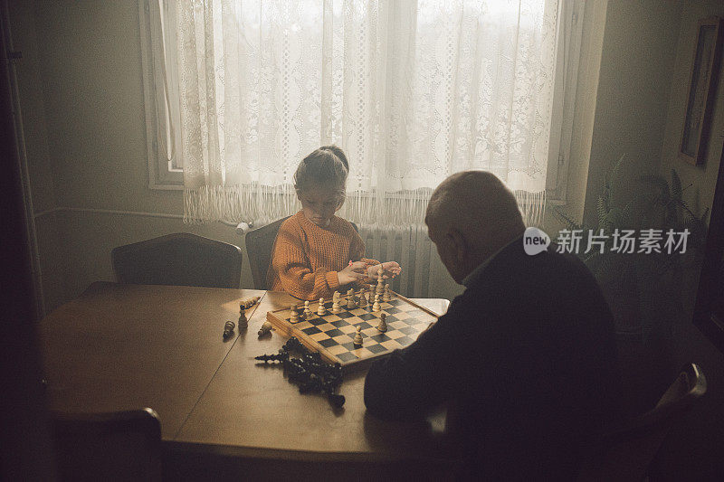 聪明的小女孩在下棋