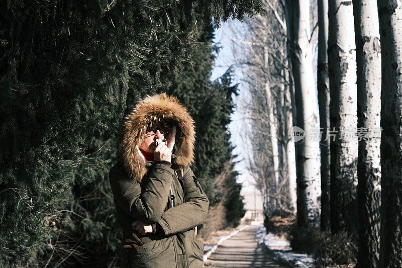 在冬季公园里，心烦意乱的女人强忍着眼泪