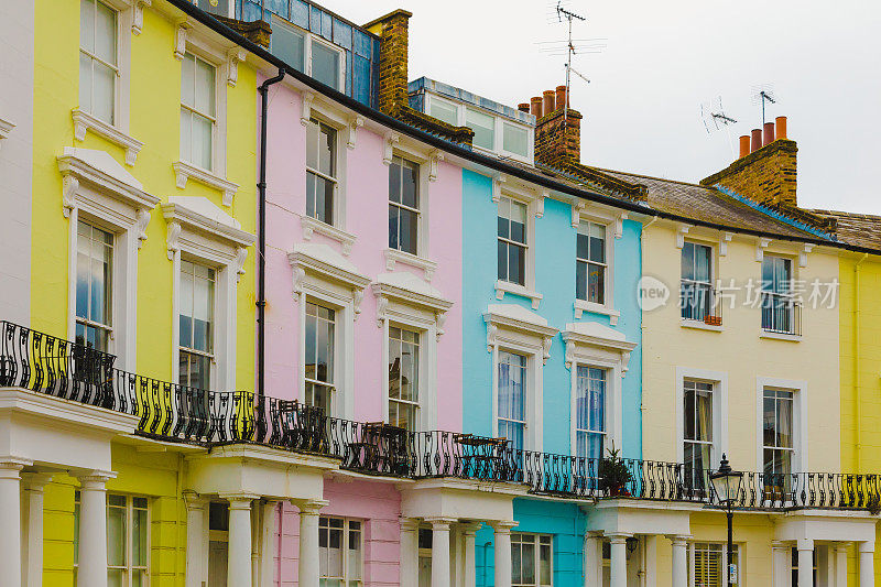 伦敦住宅区街道上的淡色连栋房屋