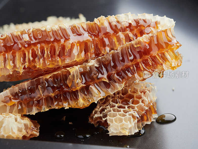 几片蜂蜜，里面有金黄色的、令人食欲大开的蜂蜜