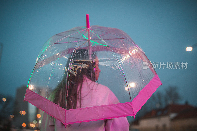 一个女人在雨夜行走的背影