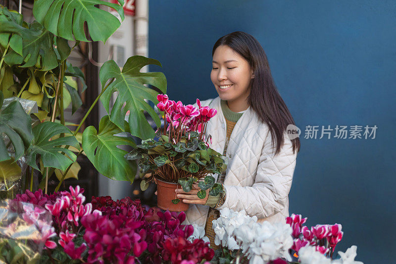 妇女在园艺苗圃挑选鲜花