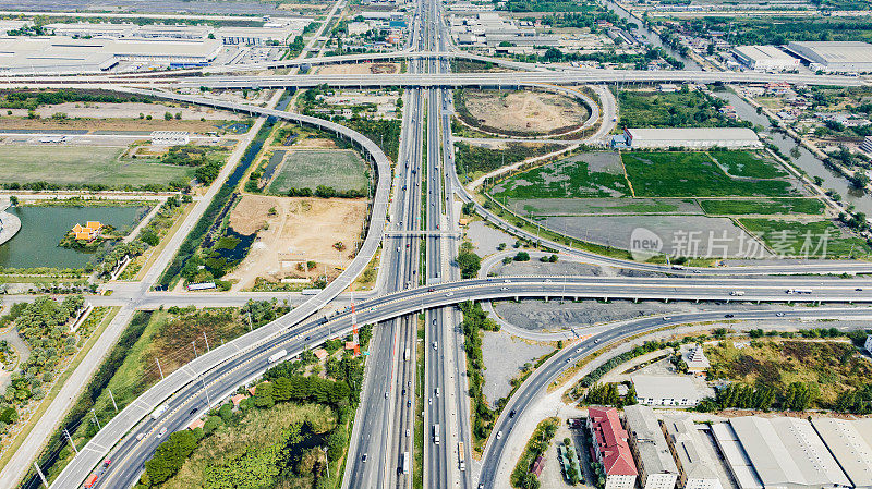 大型公路立交鸟瞰图。