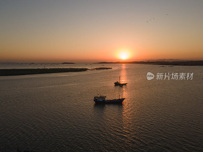 日出时，渔船停泊在海上