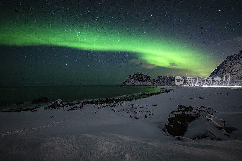 北极光，在挪威罗弗敦群岛乌塔克莱夫海滩上的北极光