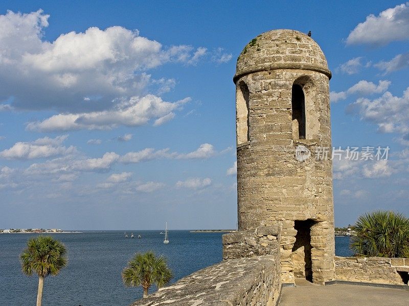 瞭望塔和砖石墙防御工事使用科金纳石和护城河的卡斯蒂略德圣马科斯