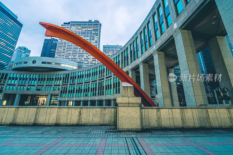 东京新宿夜间的商业区