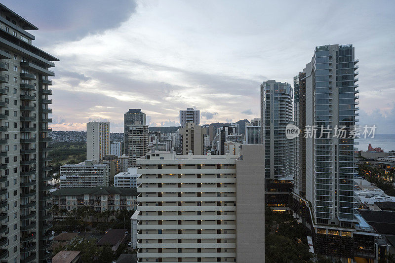 日出时的威基基市中心