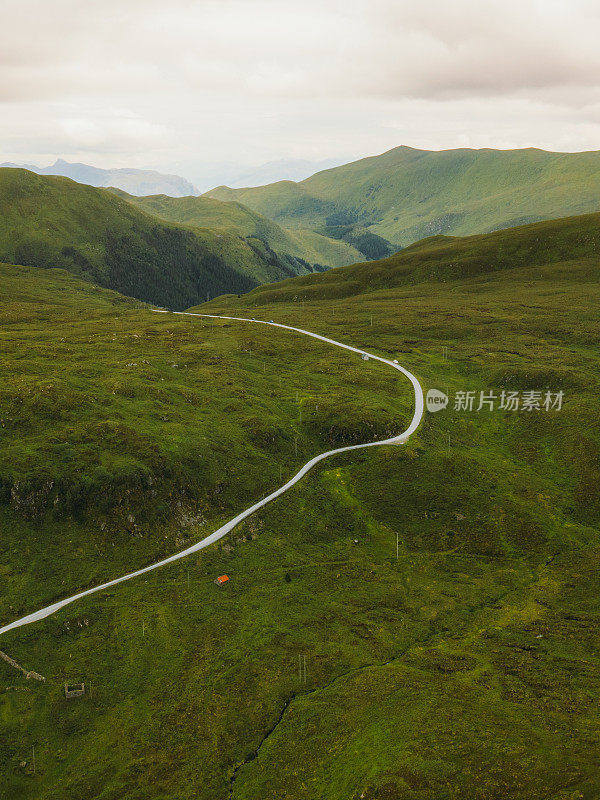 风景如画的鸟瞰图的山路到村庄的海边在挪威